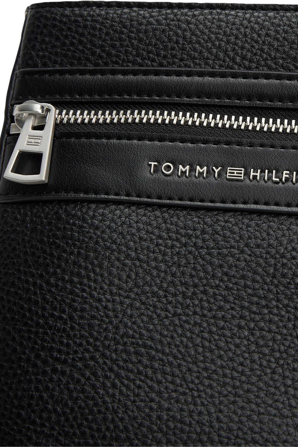 תמונת תקריב של תיק קרוסבודי TOMMY HILFIGER
