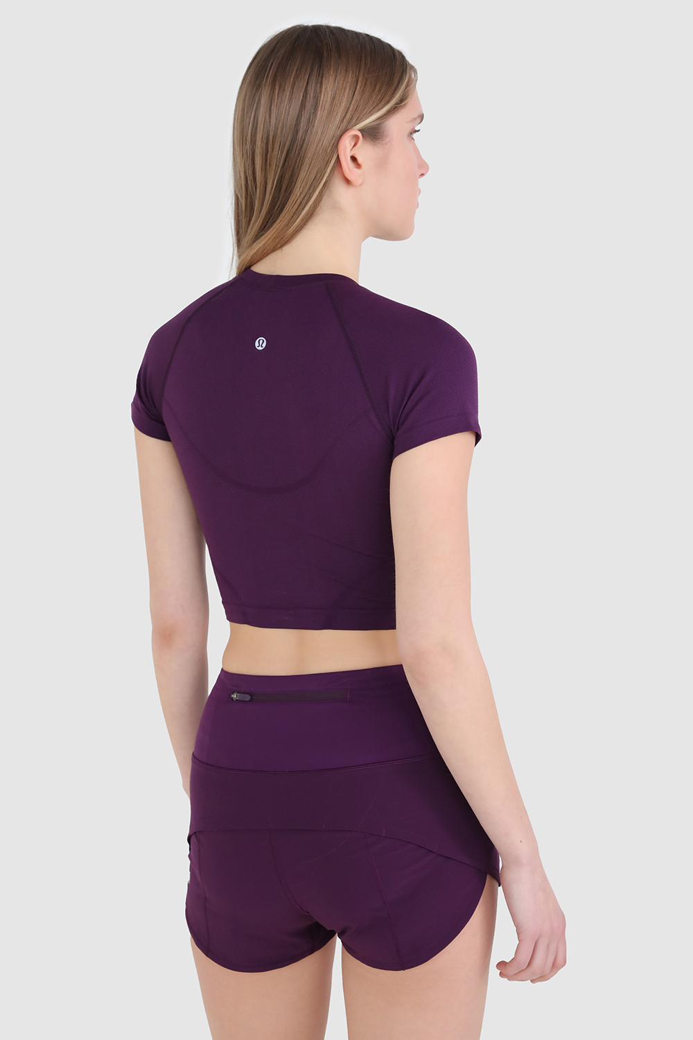תמונת דוגמן אחורית של Swiftly Tech Cropped Short-Sleeve Shirt 2.0 LULULEMON