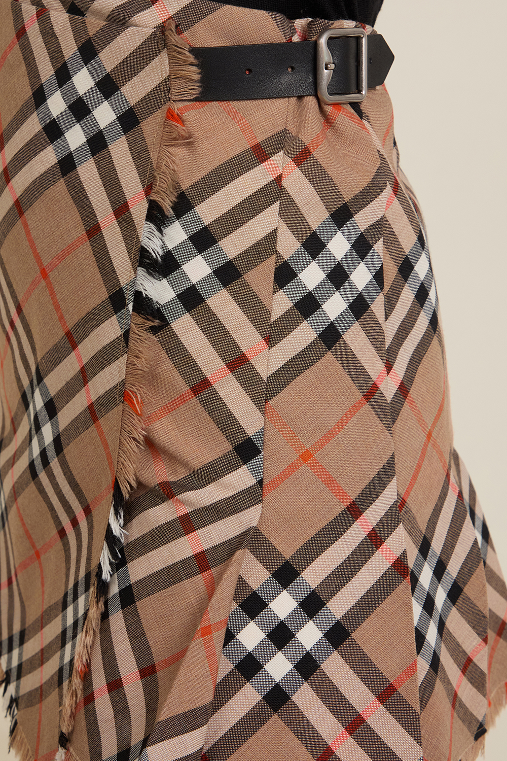 תמונת תקריב דוגמן של חצאית מיני BURBERRY
