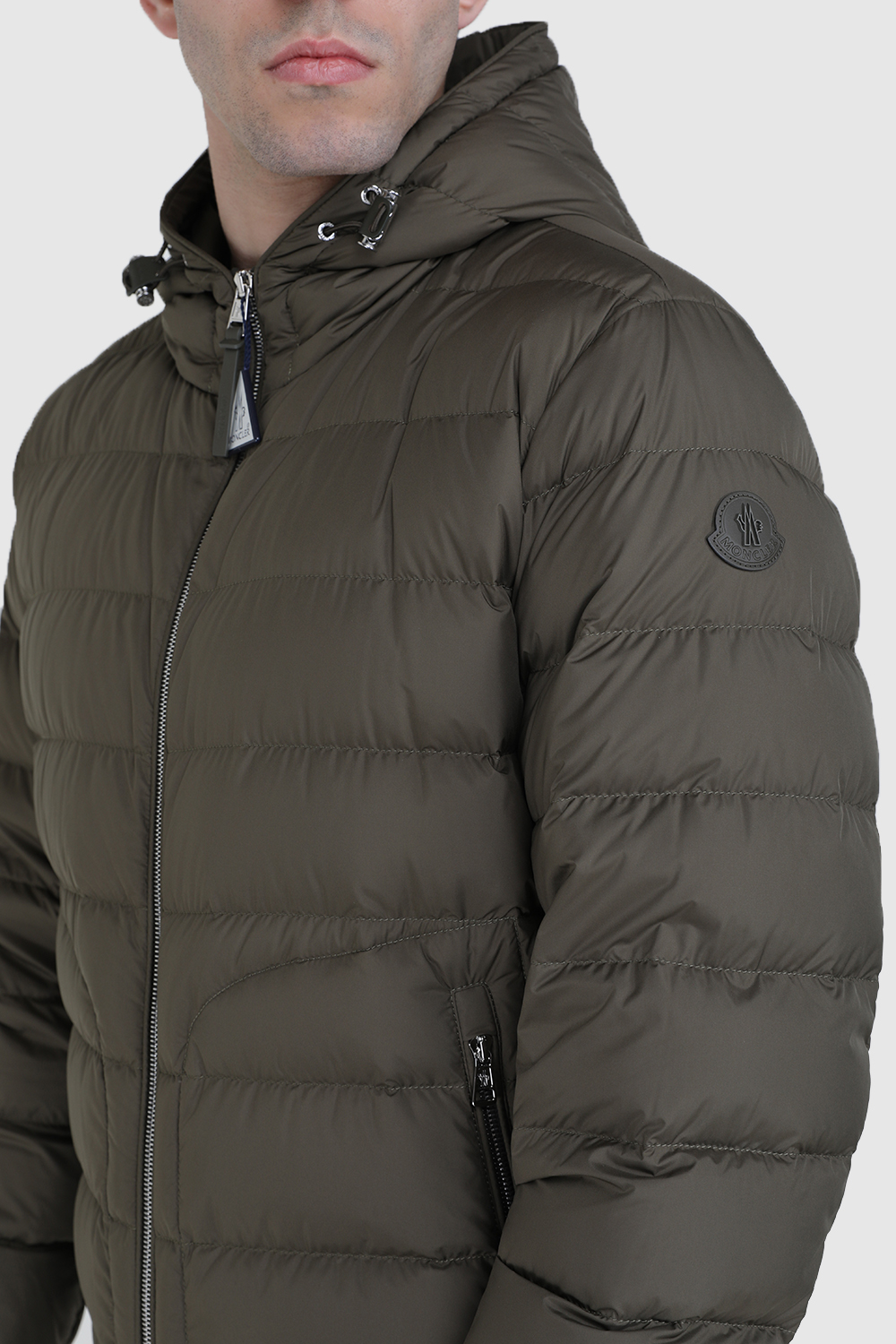 תמונת תקריב דוגמן של מעיל פוך MONCLER