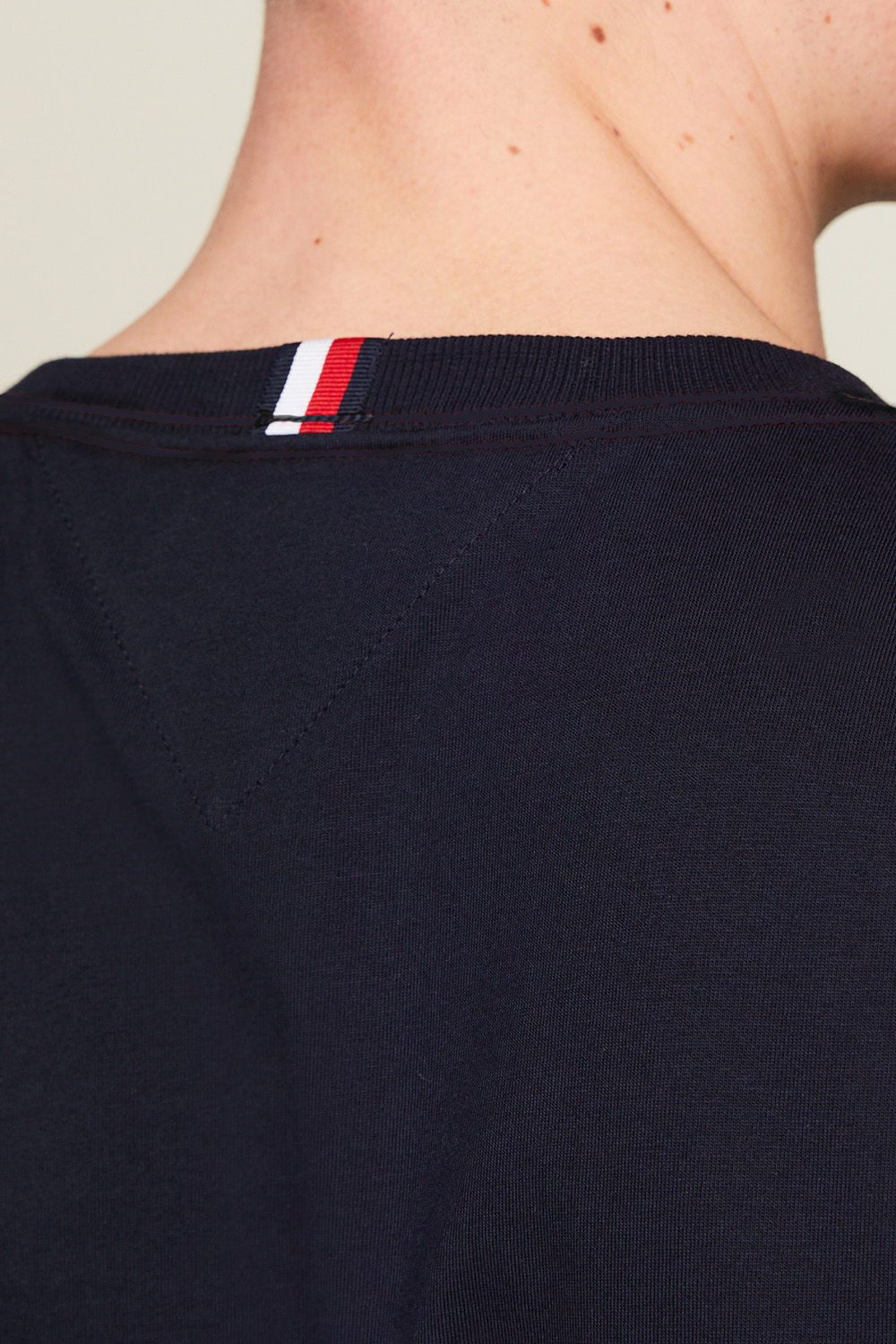 תמונת תקריב דוגמן של חולצת טי TOMMY HILFIGER