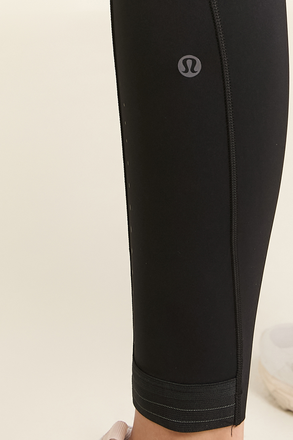 תמונת תקריב דוגמן של Fast and Free High-Rise Tight 25'' 3 Pockets *Glow LULULEMON