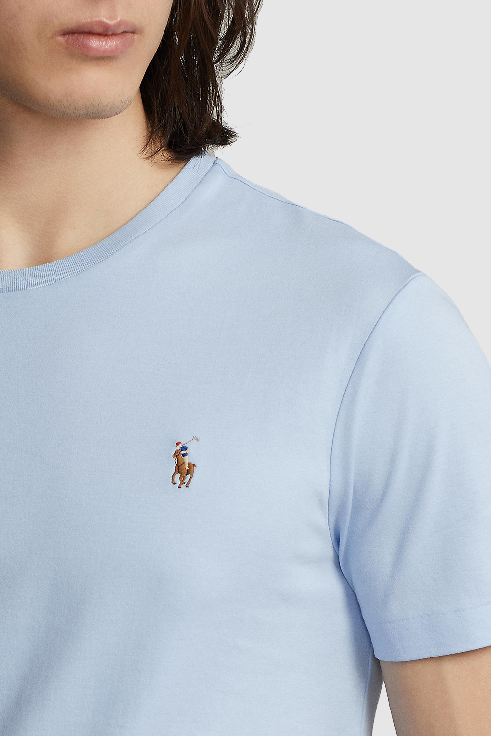 תמונת תקריב דוגמן של חולצת טי POLO RALPH LAUREN