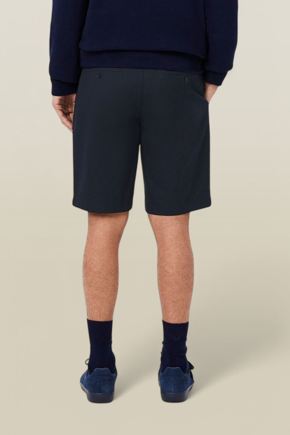 תמונת דוגמן אחורית של מכנסי ברמודה צ'ינו LACOSTE