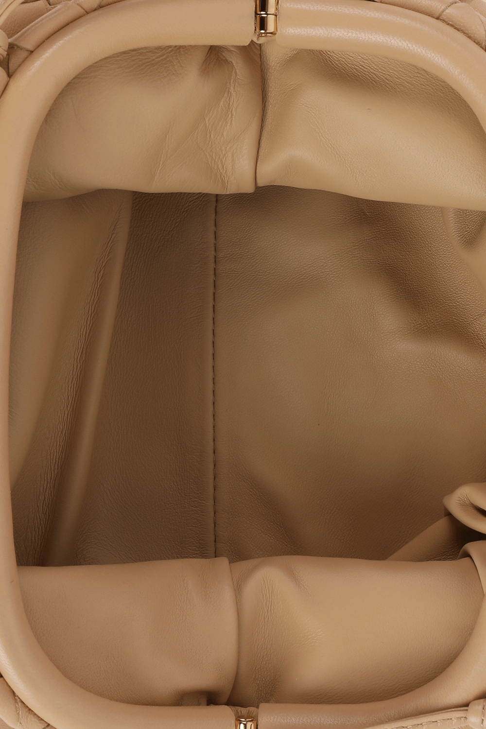 תמונת פנים של תיק פאוץ' בגודל מיני מעור קלוע BOTTEGA VENETA