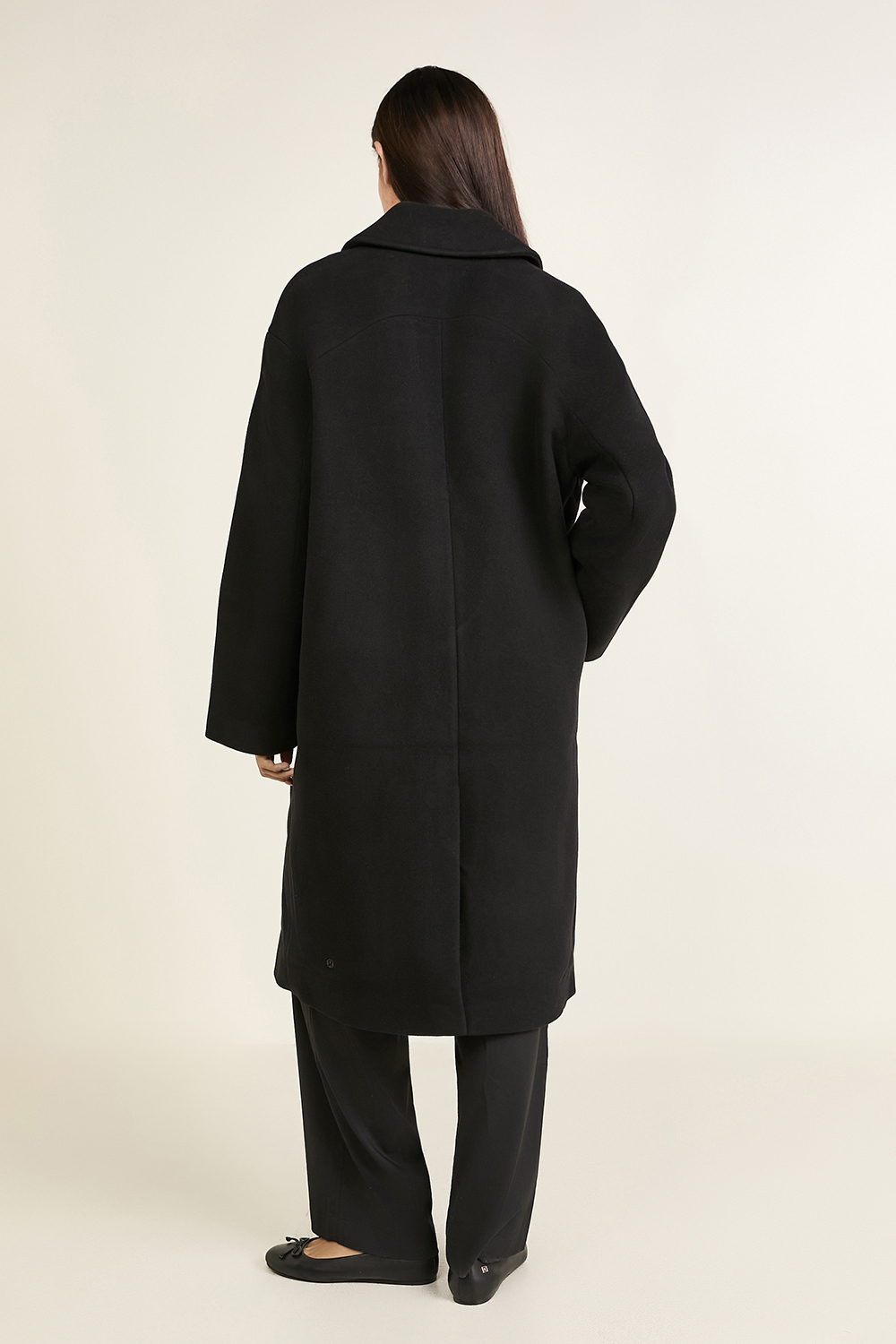 תמונת דוגמן אחורית של Relaxed-Fit Wool Overcoat LULULEMON