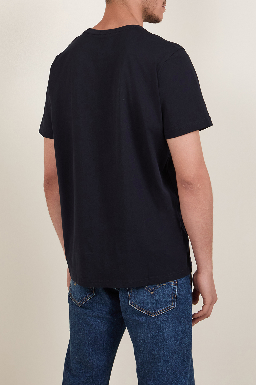 תמונת דוגמן אחורית של חולצת טי FRED PERRY