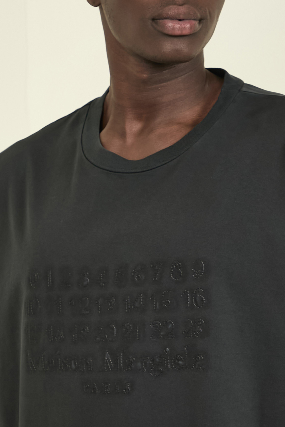 תמונת דוגמן אחורית של חולצת טי MAISON MARGIELA
