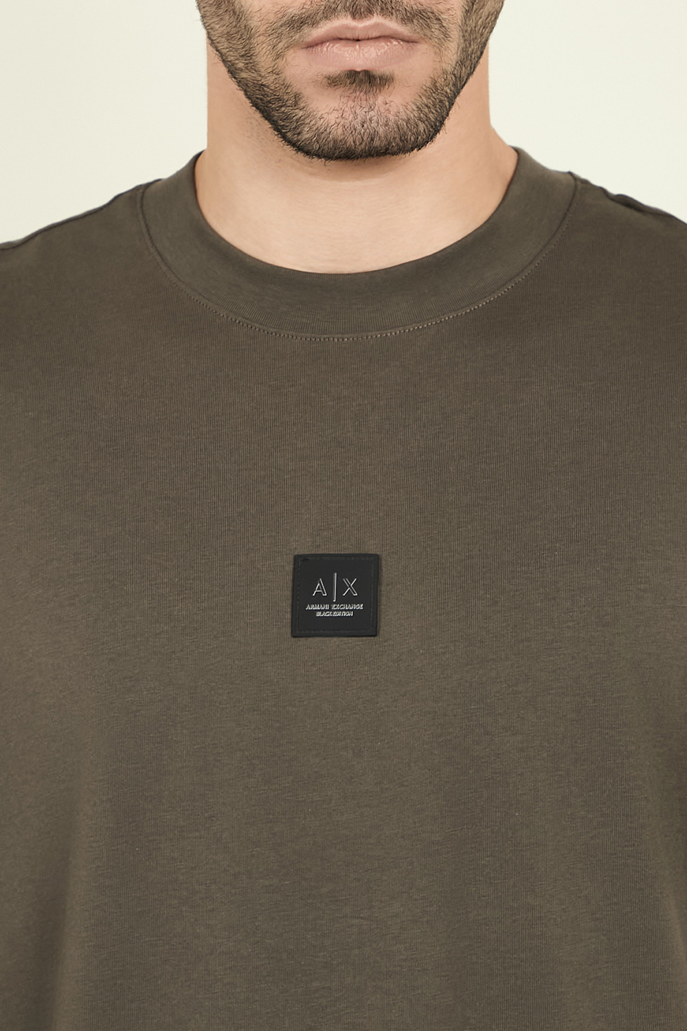 תמונת תקריב דוגמן של חולצת טי ARMANI EXCHANGE