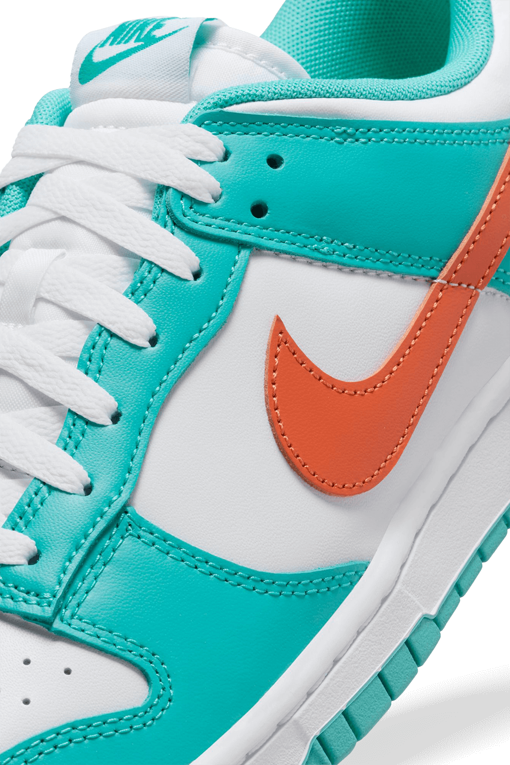 תמונת תקריב של נעלי סניקרס דאנק רטרו NIKE