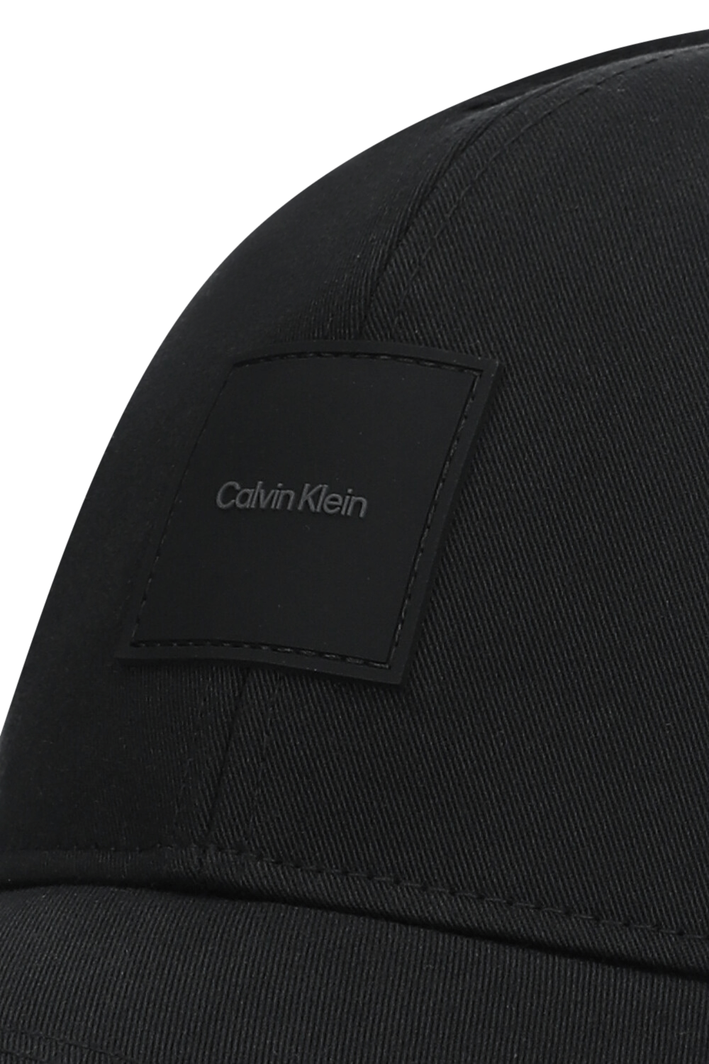 תמונת תקריב של כובע מצחייה CALVIN KLEIN