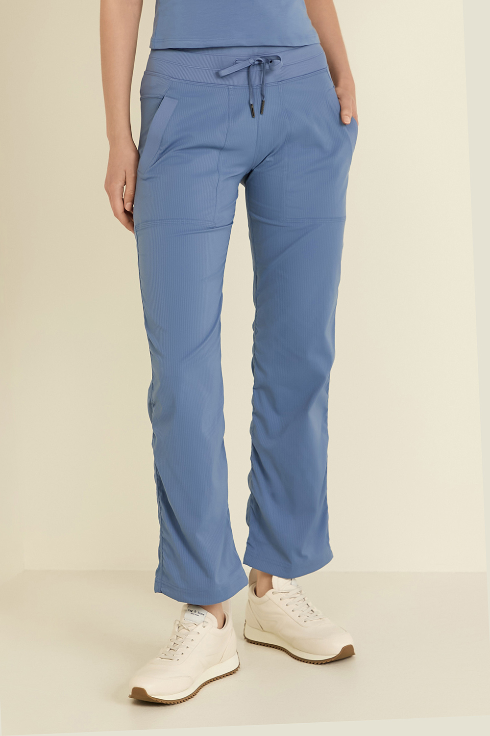 תמונת דוגמן קידמית של Dance Studio Mid-Rise Pant *Short LULULEMON