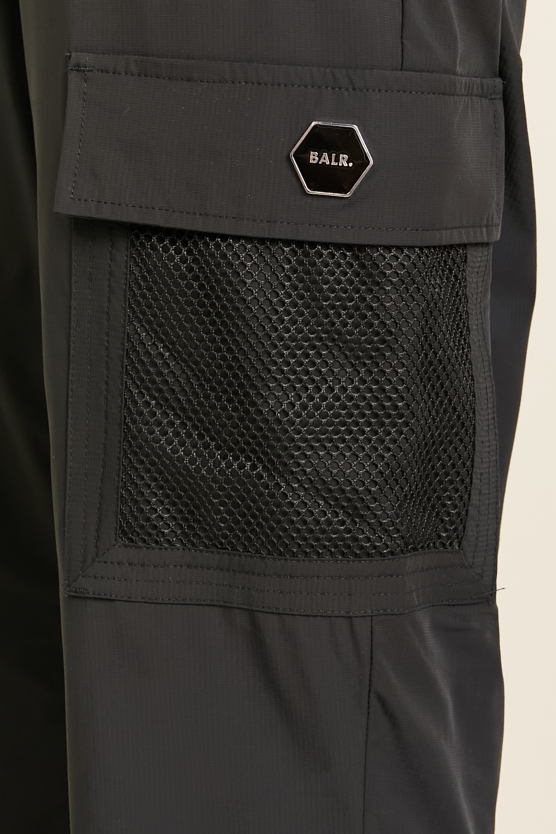 תמונת תקריב דוגמן של מכנסי קרגו BALR