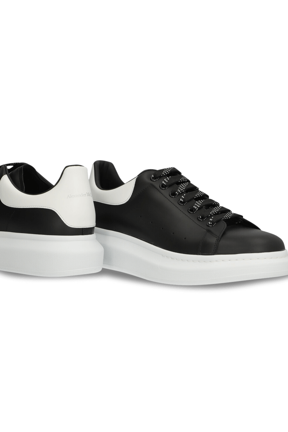 תמונת תקריב של נעלי סניקרס אוברסייז ALEXANDER MCQUEEN