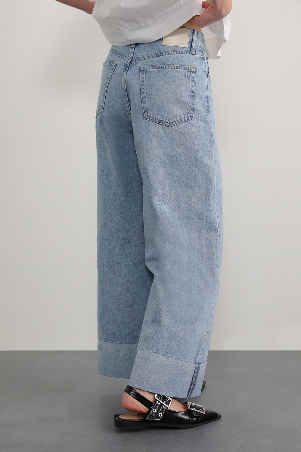תמונת דוגמן אחורית של מכנסי ג'ינס סופי קרופ RAG & BONE