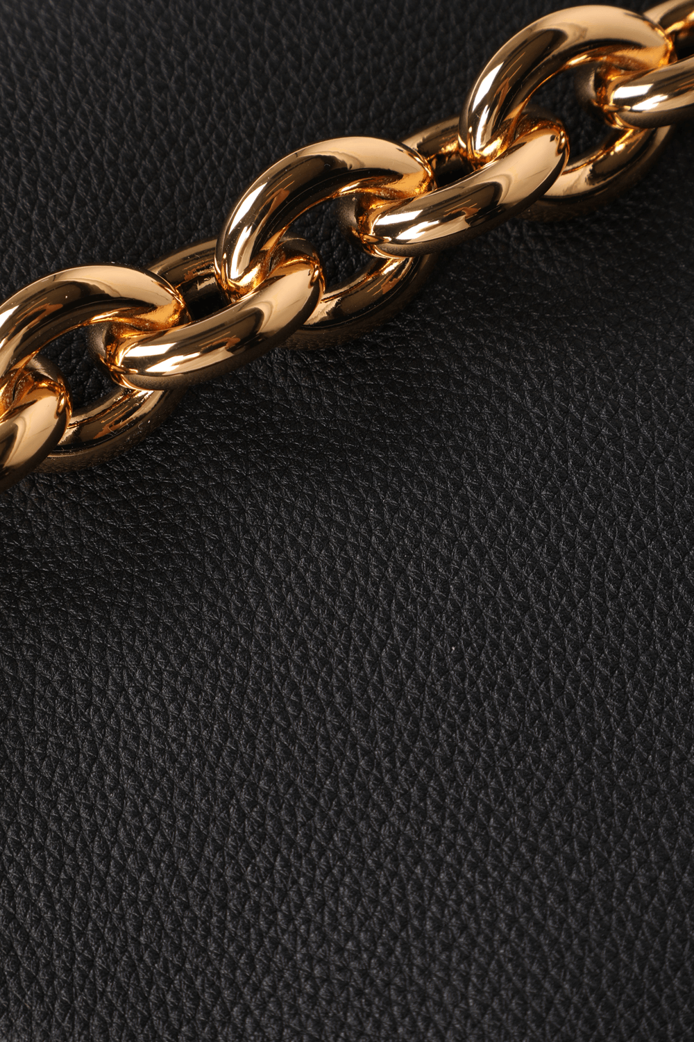 תמונת פנים של תיק מאונט שחור בגודל בינוני BOTTEGA VENETA