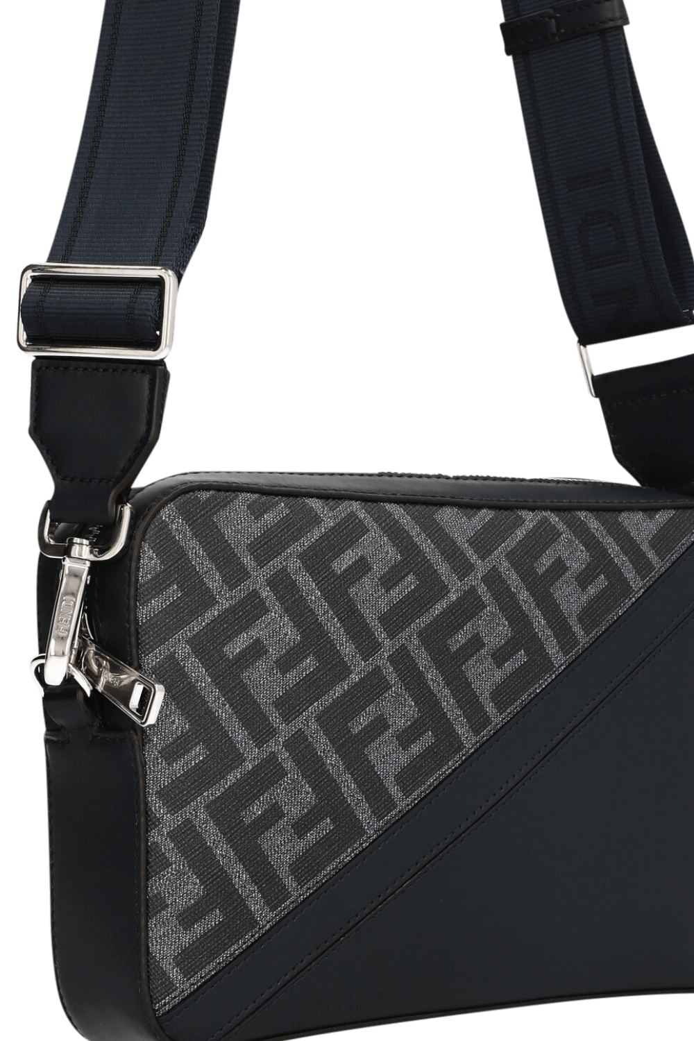 תמונת תקריב של תיק קאמרה FENDI