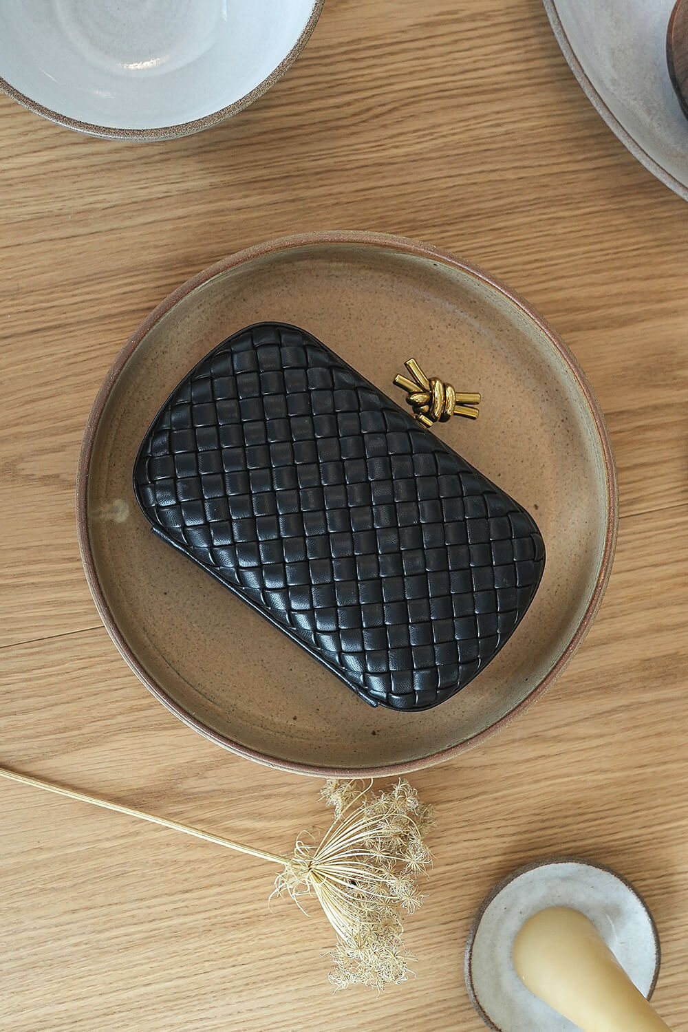 תמונת אווירה של תיק קלאץ' מעור BOTTEGA VENETA
