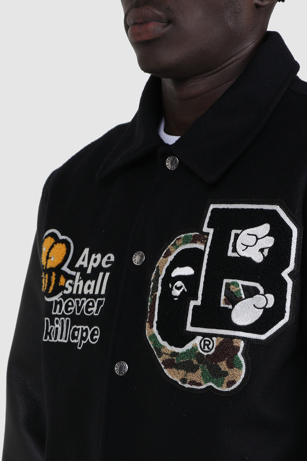 תמונת דוגמן אחורית של ז'קט בייסבול BAPE