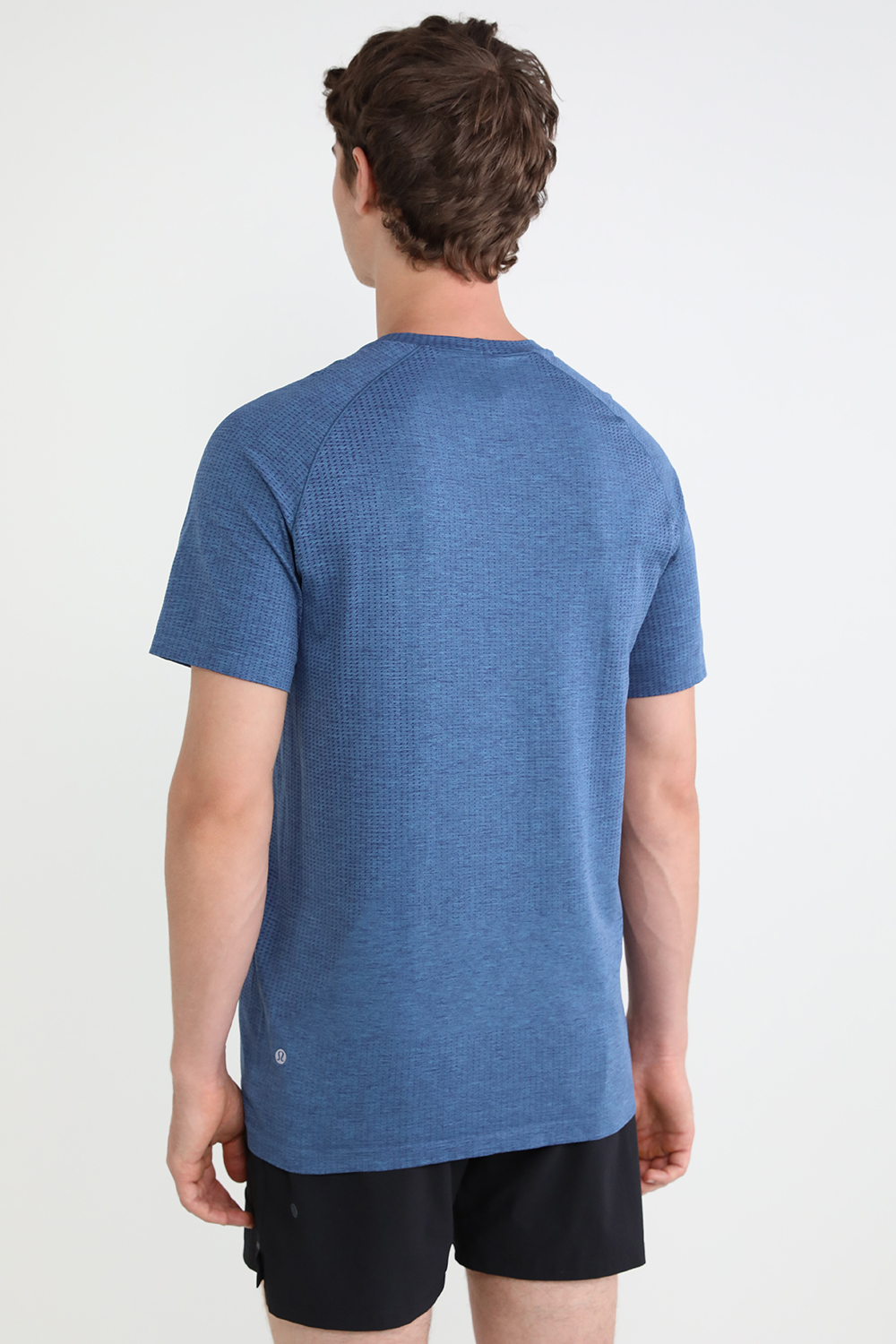 תמונת דוגמן אחורית של Metal Vent Tech Short-Sleeve Shirt