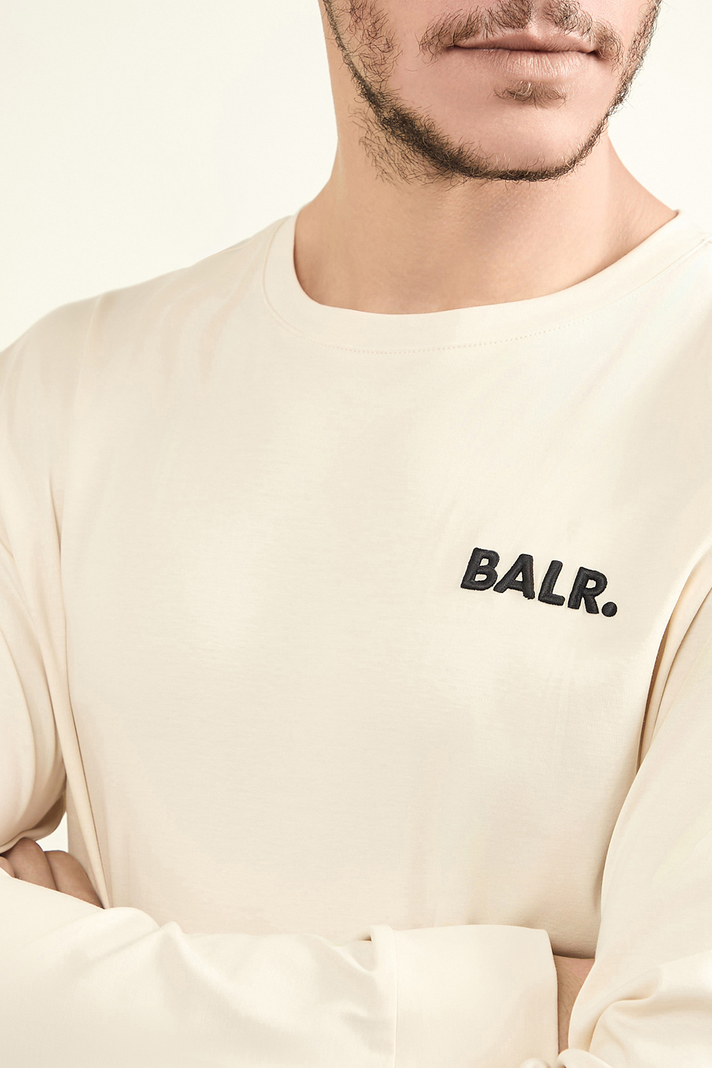 תמונת תקריב דוגמן של חולצת טי ארוכה BALR