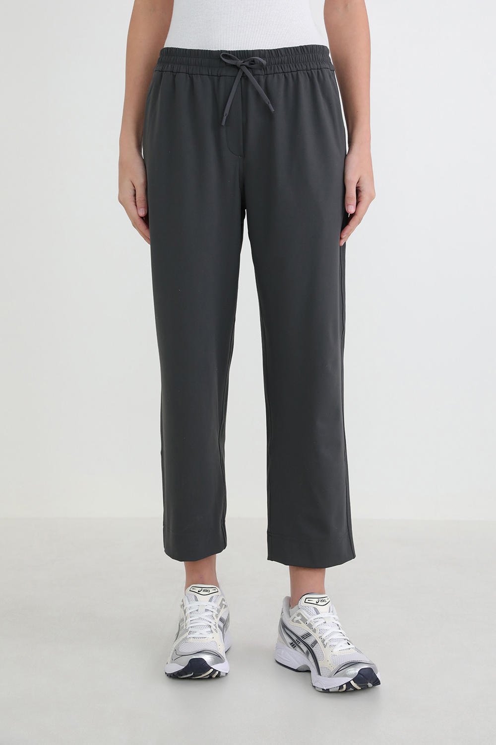 תמונת דוגמן קידמית של Tapered-Leg Mid-Rise Pant Luxtreme LULULEMON