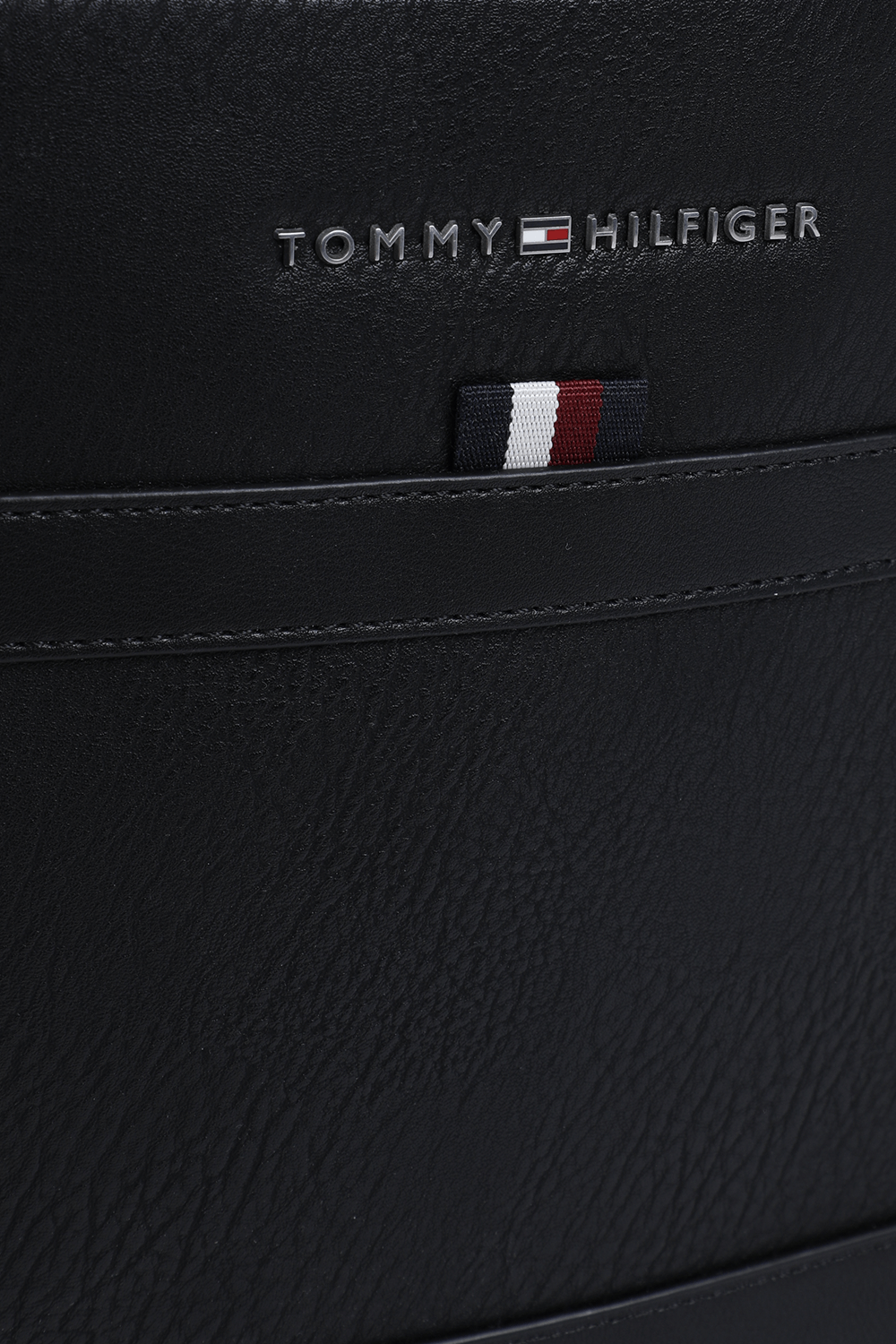 תמונת תקריב של תיק קרוס מיני מגורען TOMMY HILFIGER