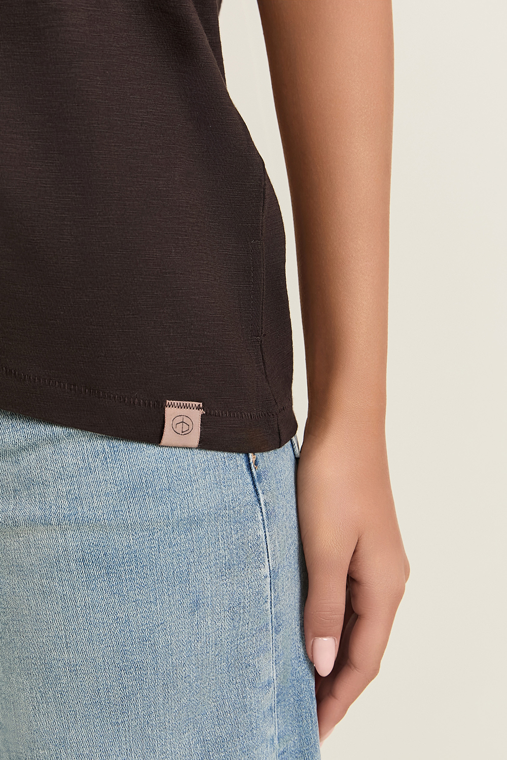 תמונת תקריב דוגמן של חולצת טי RAG & BONE