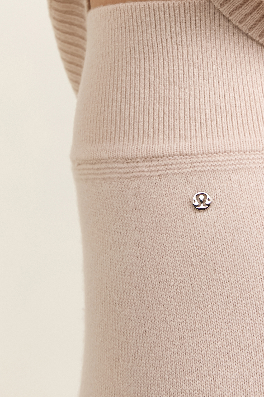 תמונת תקריב דוגמן של Cashmere Straight Leg Pant LULULEMON