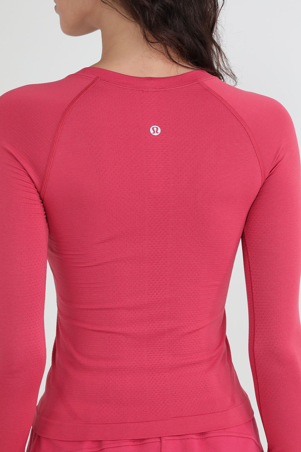 תמונת תקריב דוגמן של Swiftly Tech Long-Sleeve Shirt 2.0