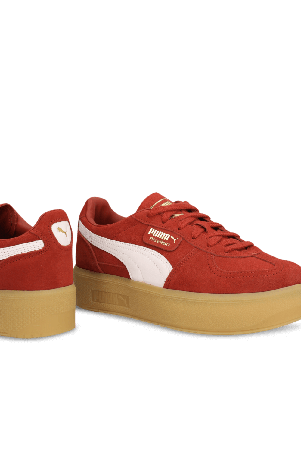 תמונת תקריב של נעלי סניקרס פלרמו פלטפורמה PUMA