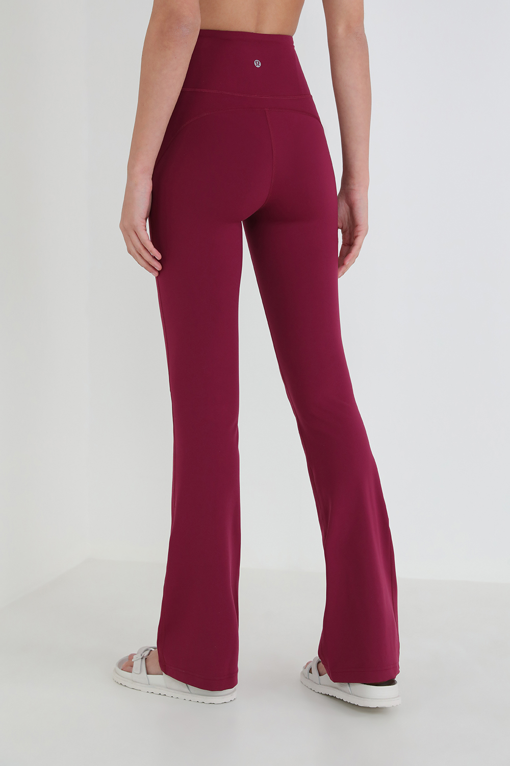 תמונת דוגמן אחורית של Groove Super-High-Rise Flared Pant