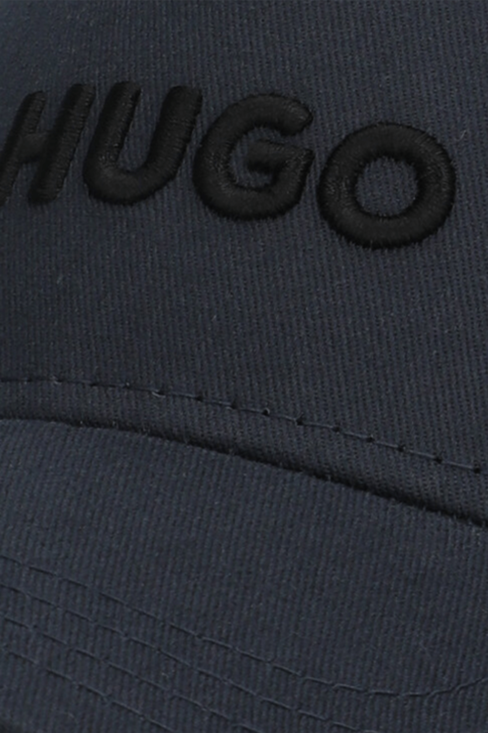 תמונת תקריב של כובע מצחייה HUGO