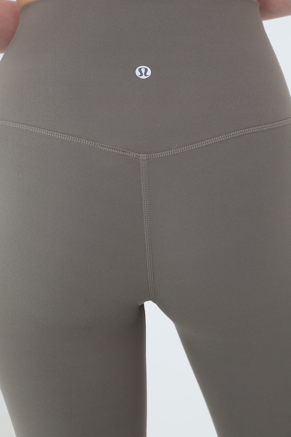תמונת תקריב דוגמן של Align HR Crop 23 LULULEMON