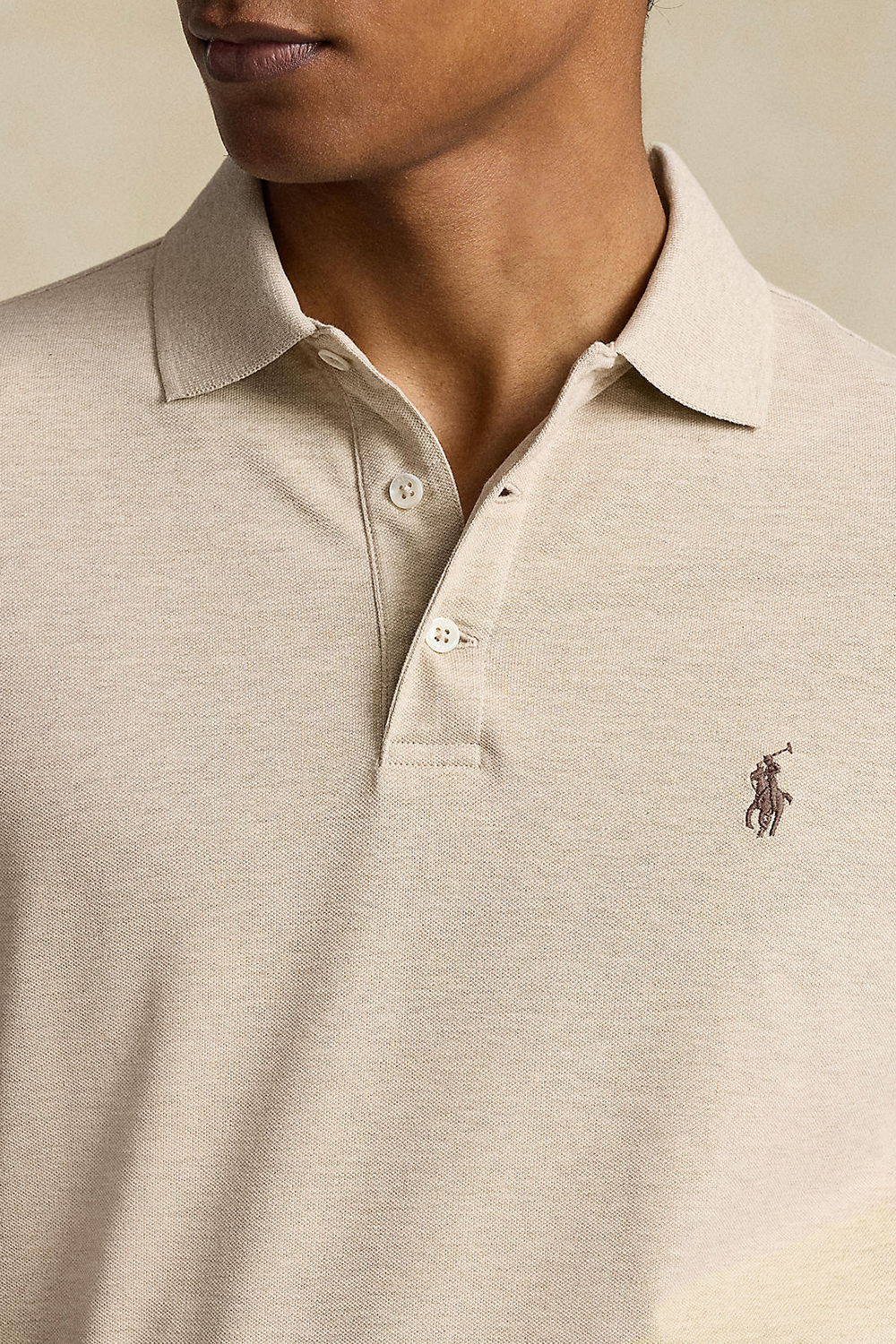 תמונת תקריב דוגמן של חולצת פולו קצרה POLO RALPH LAUREN