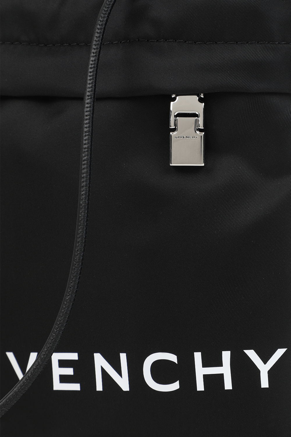 תמונת תקריב של תיק פאוץ' שחור לטלפון GIVENCHY