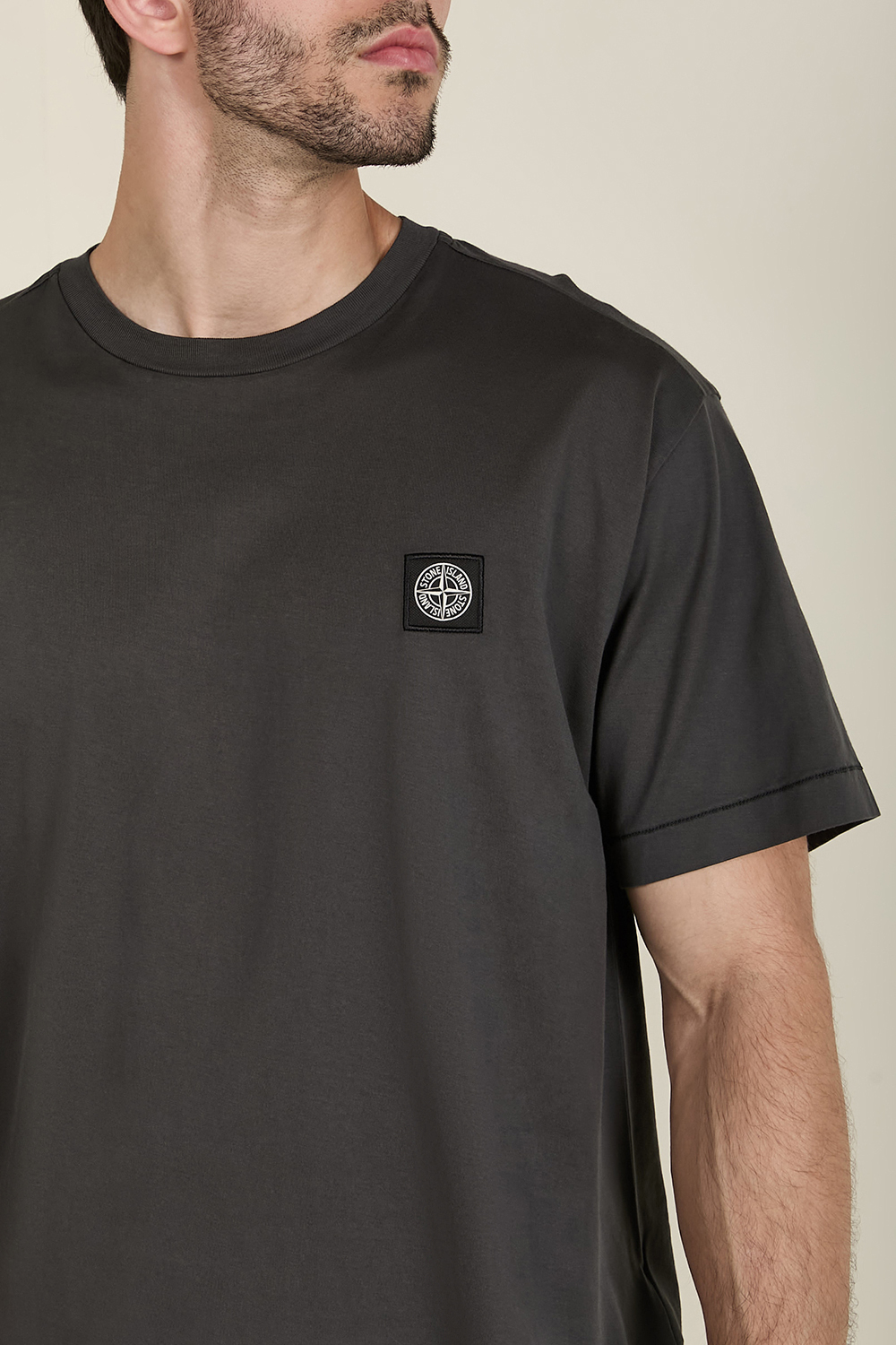 תמונת תקריב דוגמן של חולצת טי STONE ISLAND