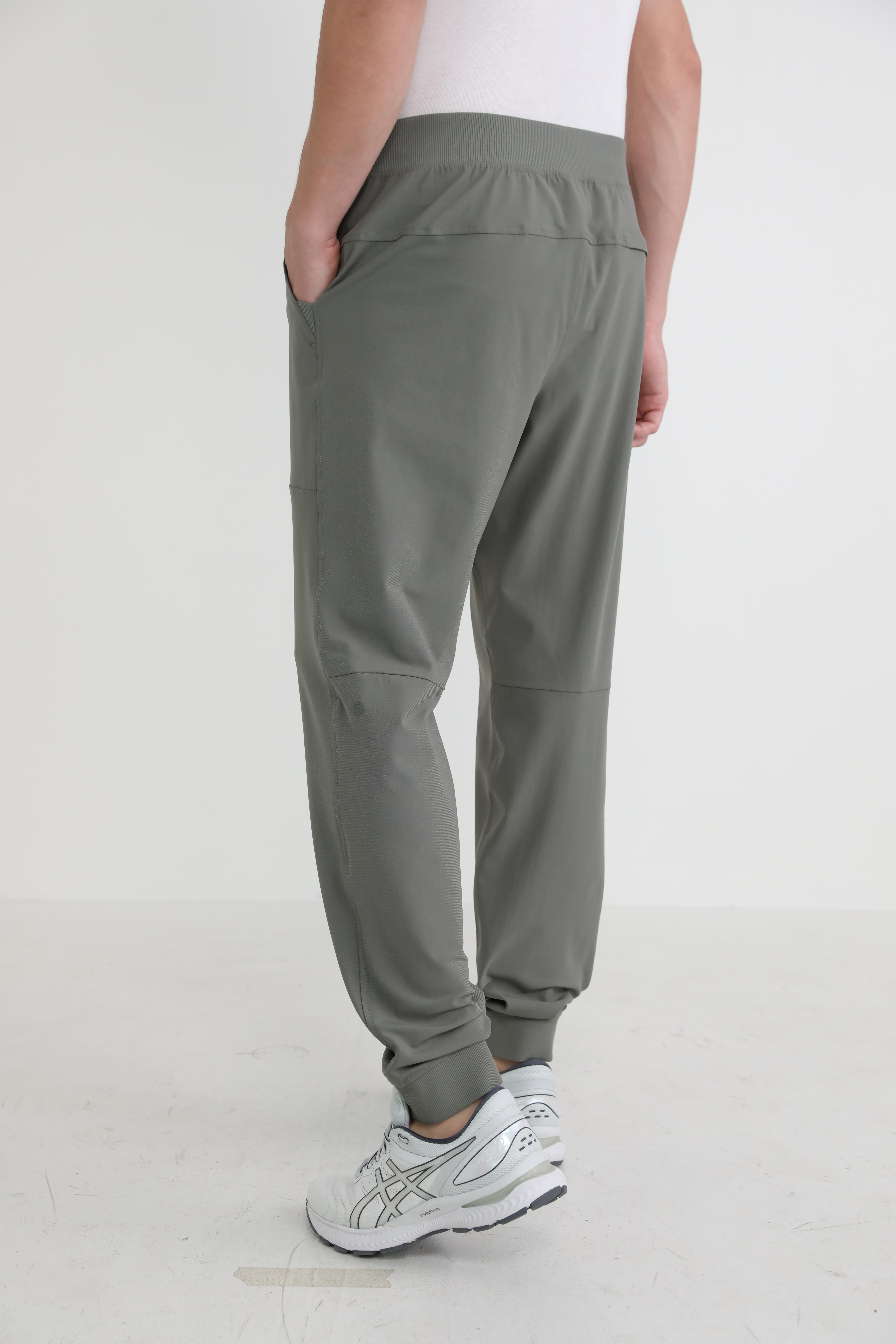תמונת דוגמן אחורית של ABC Jogger