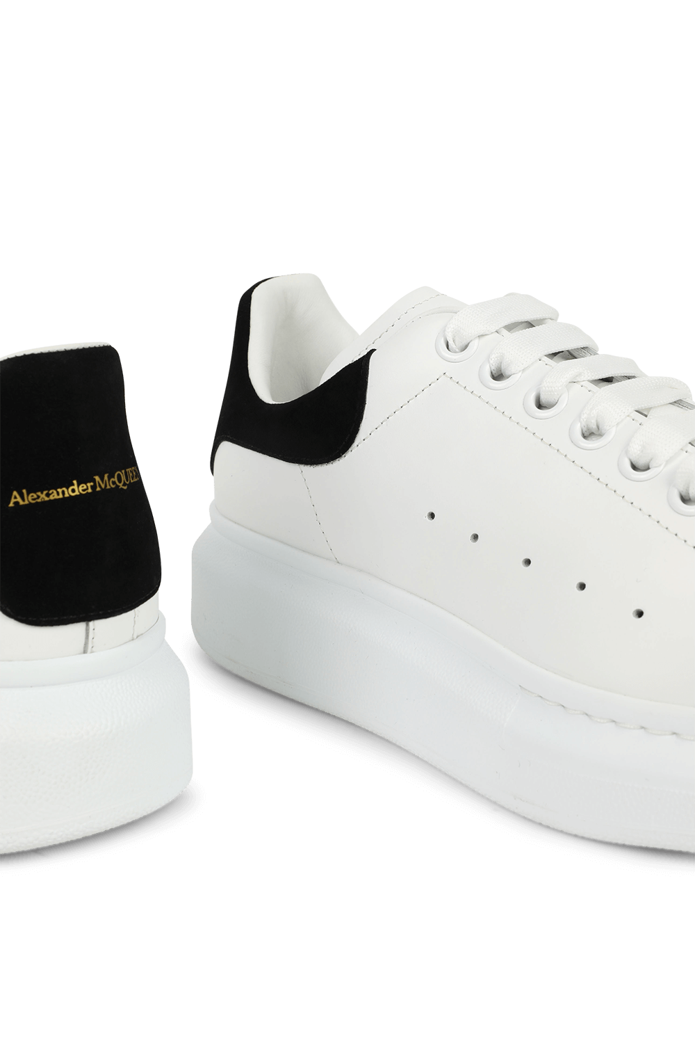 תמונת תקריב של נעלי סניקרס אוברסייז לבנות ALEXANDER MCQUEEN