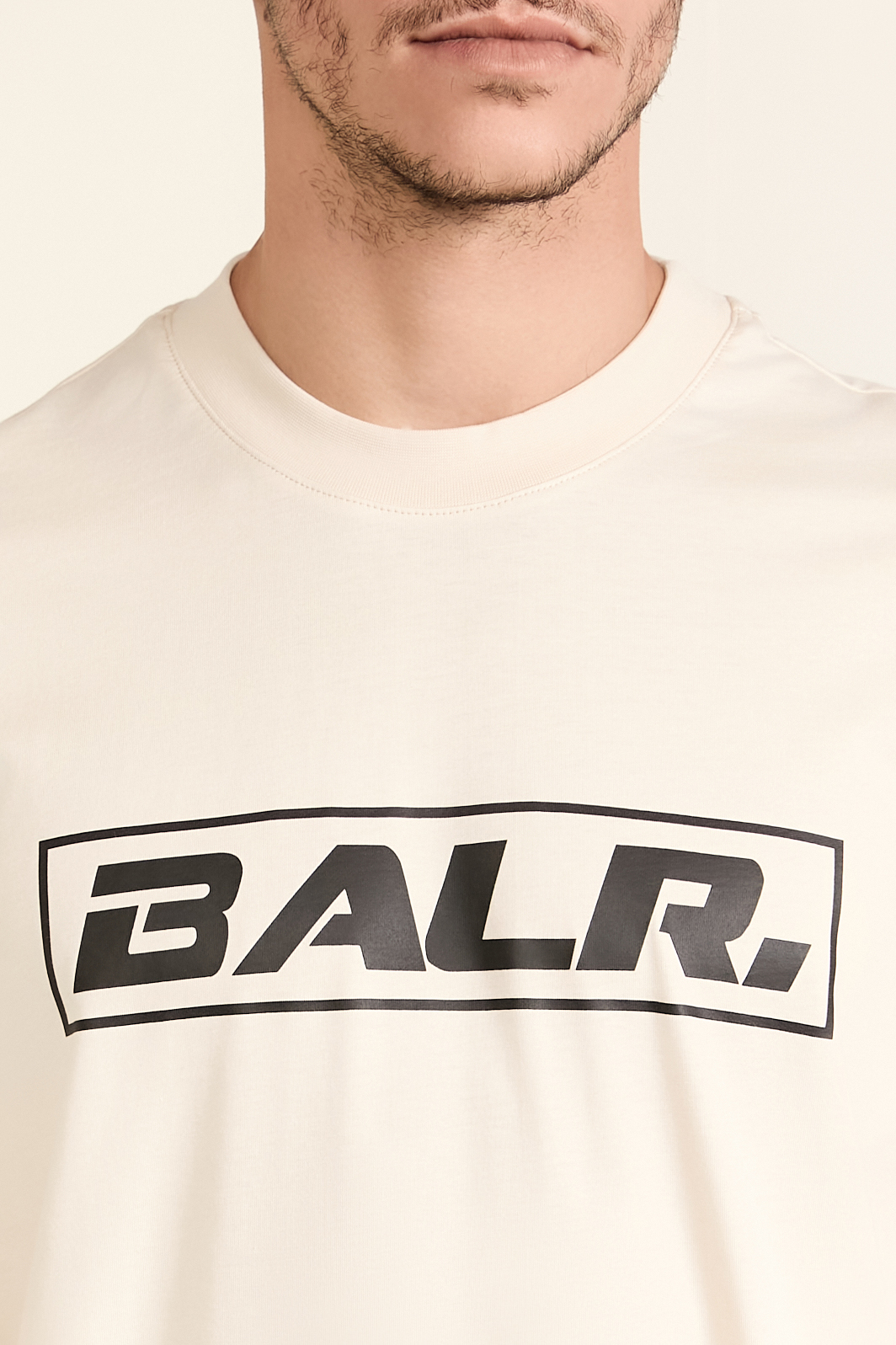 תמונת תקריב דוגמן של חולצת טי BALR
