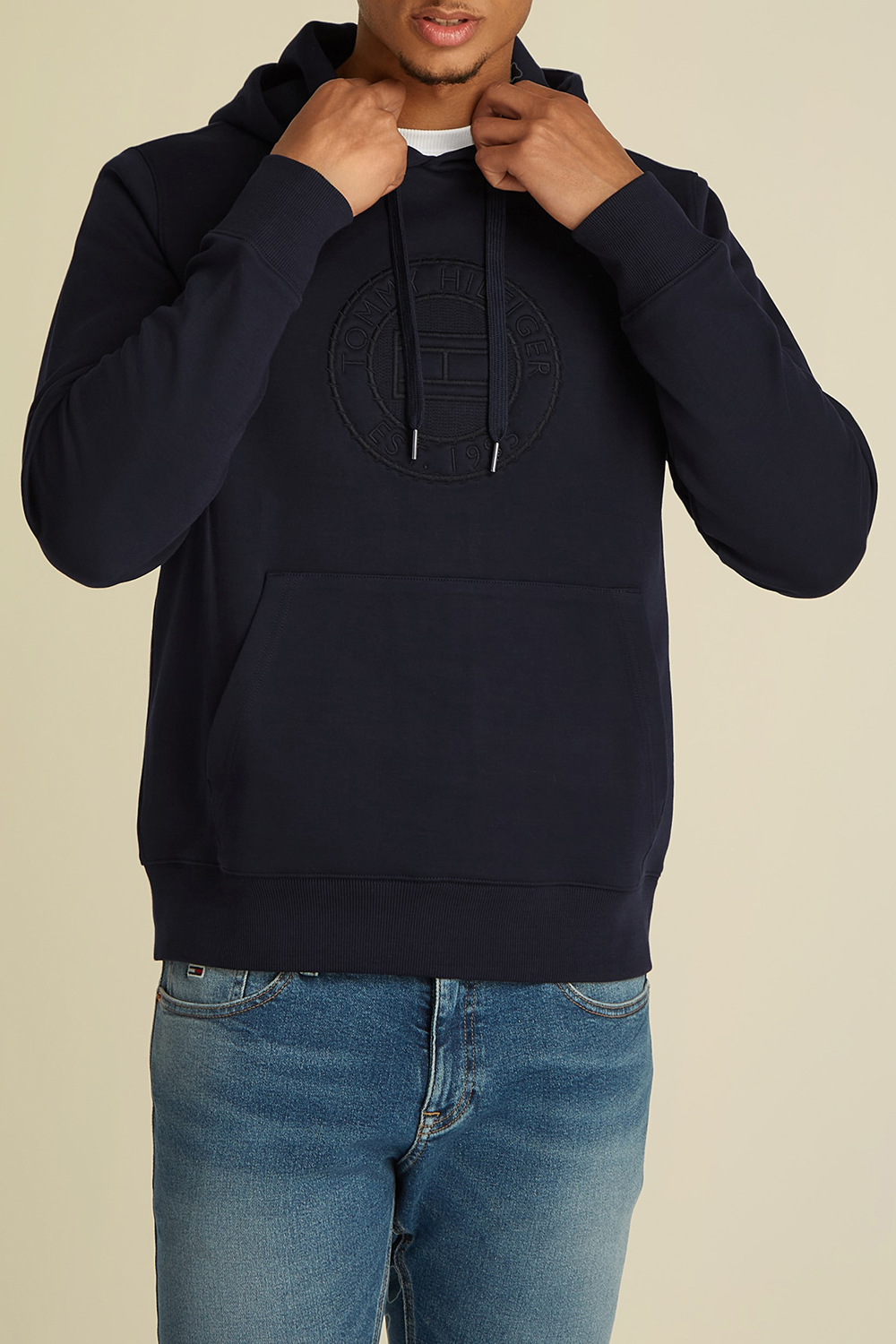 תמונת דוגמן קידמית של סווטשירט קפוצ'ון TOMMY HILFIGER