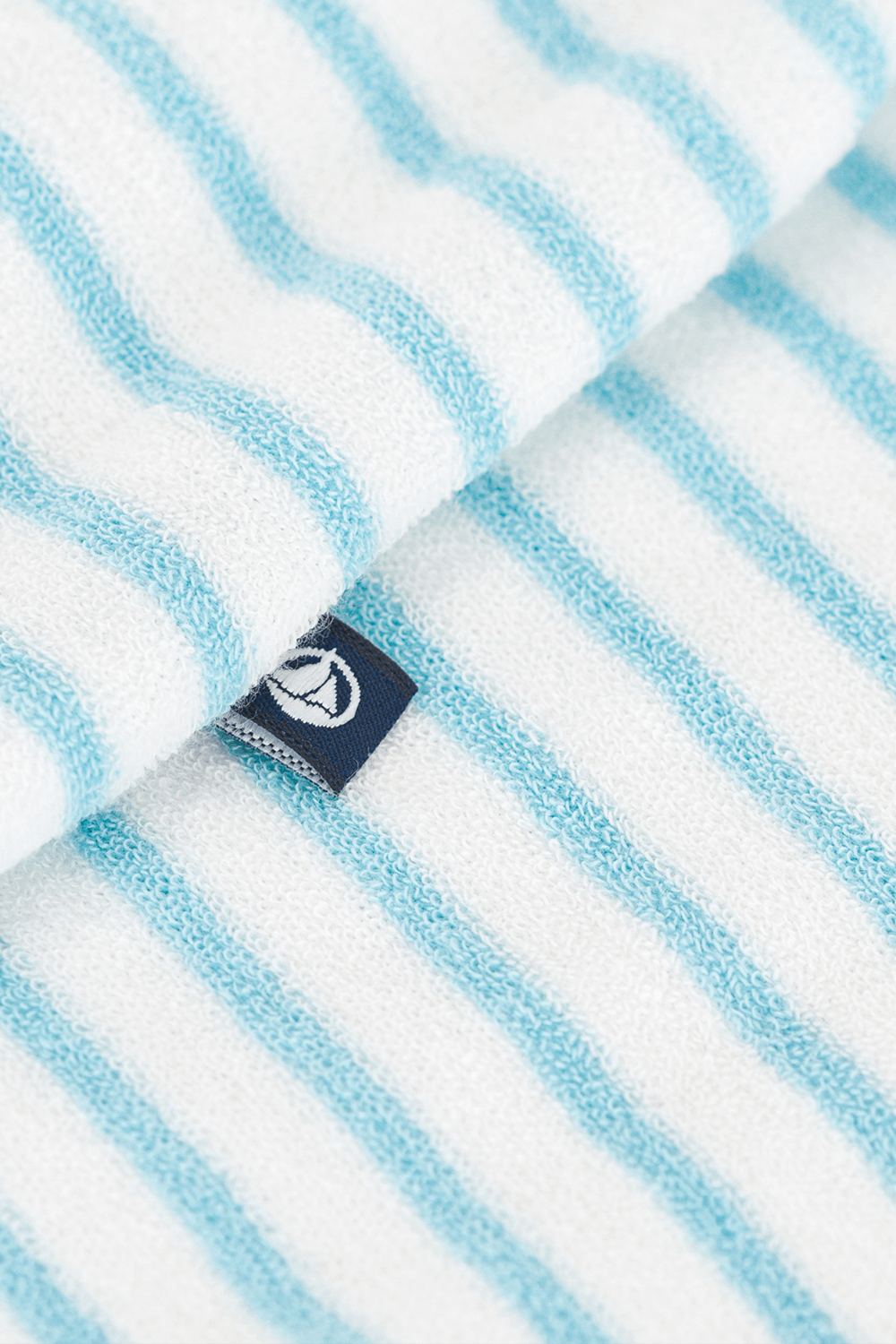 תמונת תקריב של אוברול קצר PETIT BATEAU