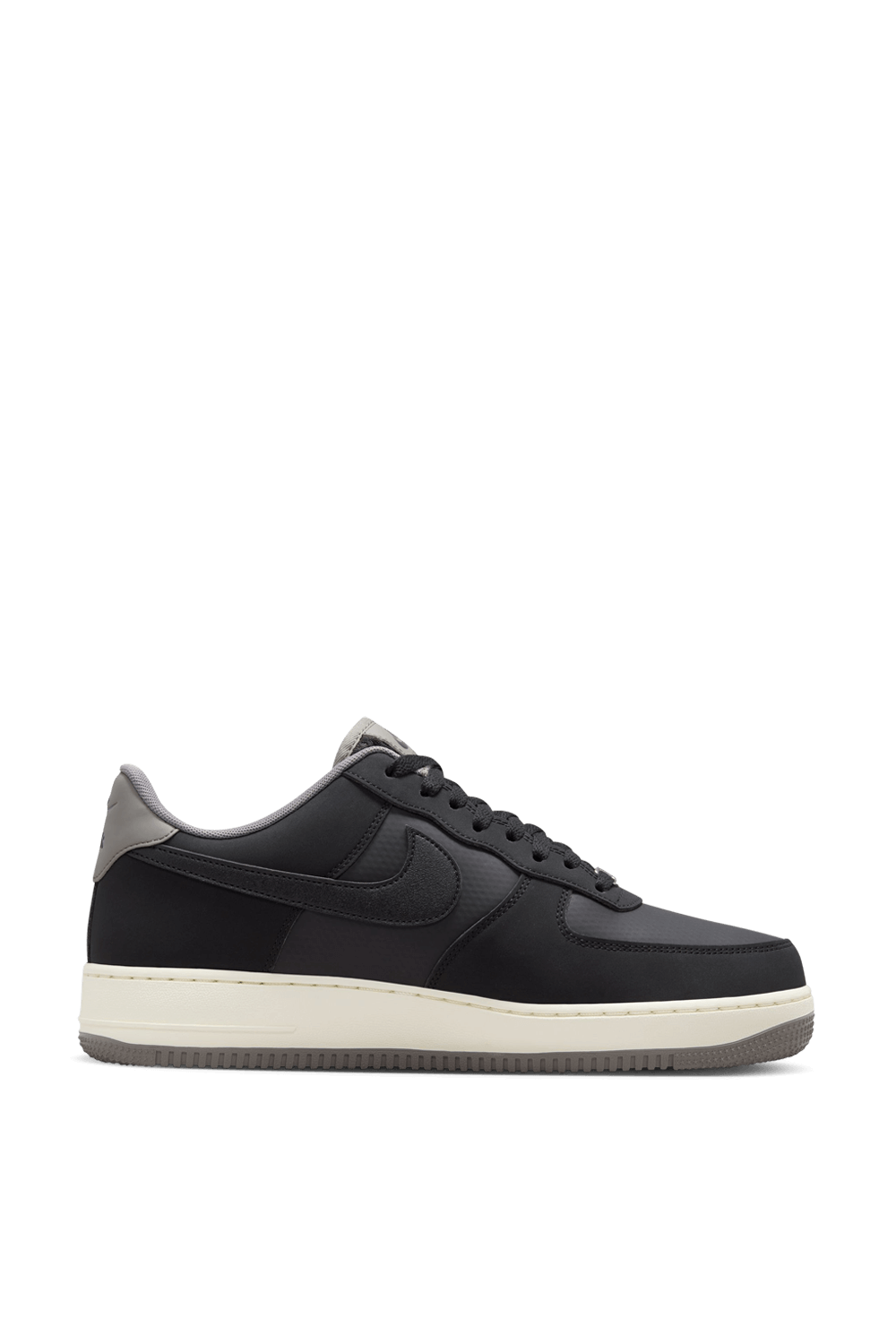 תמונה קידמית של נעלי סניקרס אייר פורס 1 07 NIKE