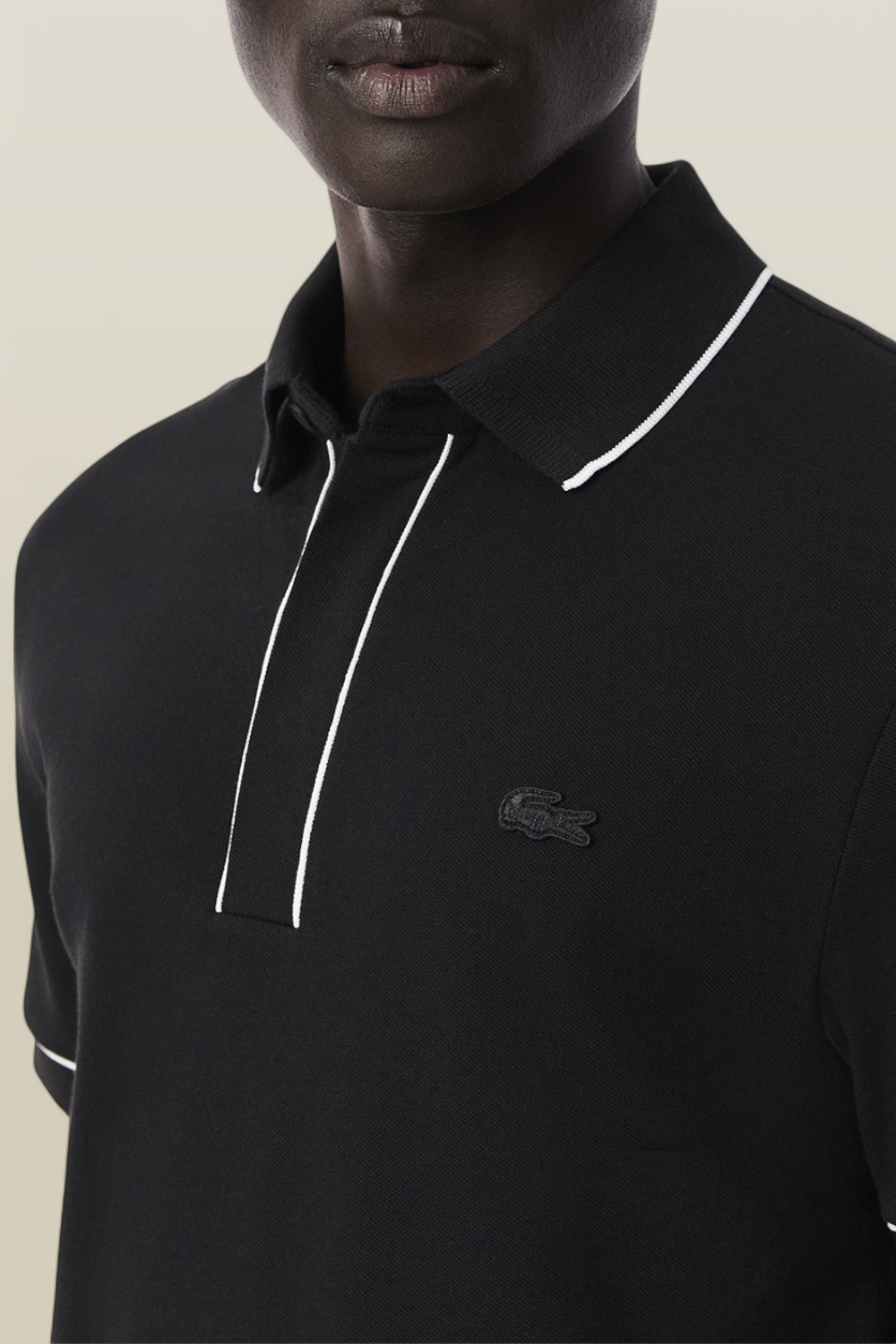 תמונת תקריב דוגמן של חולצת פולו LACOSTE