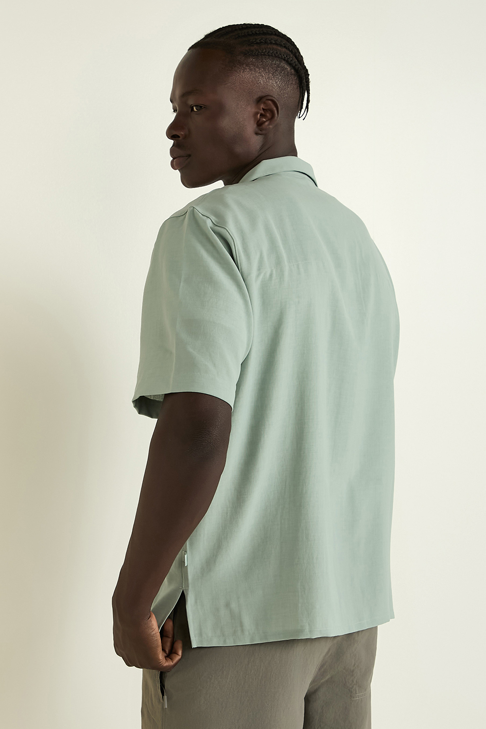 תמונת דוגמן אחורית של Lightweight Camp Collar Button-Up Shirt LULULEMON
