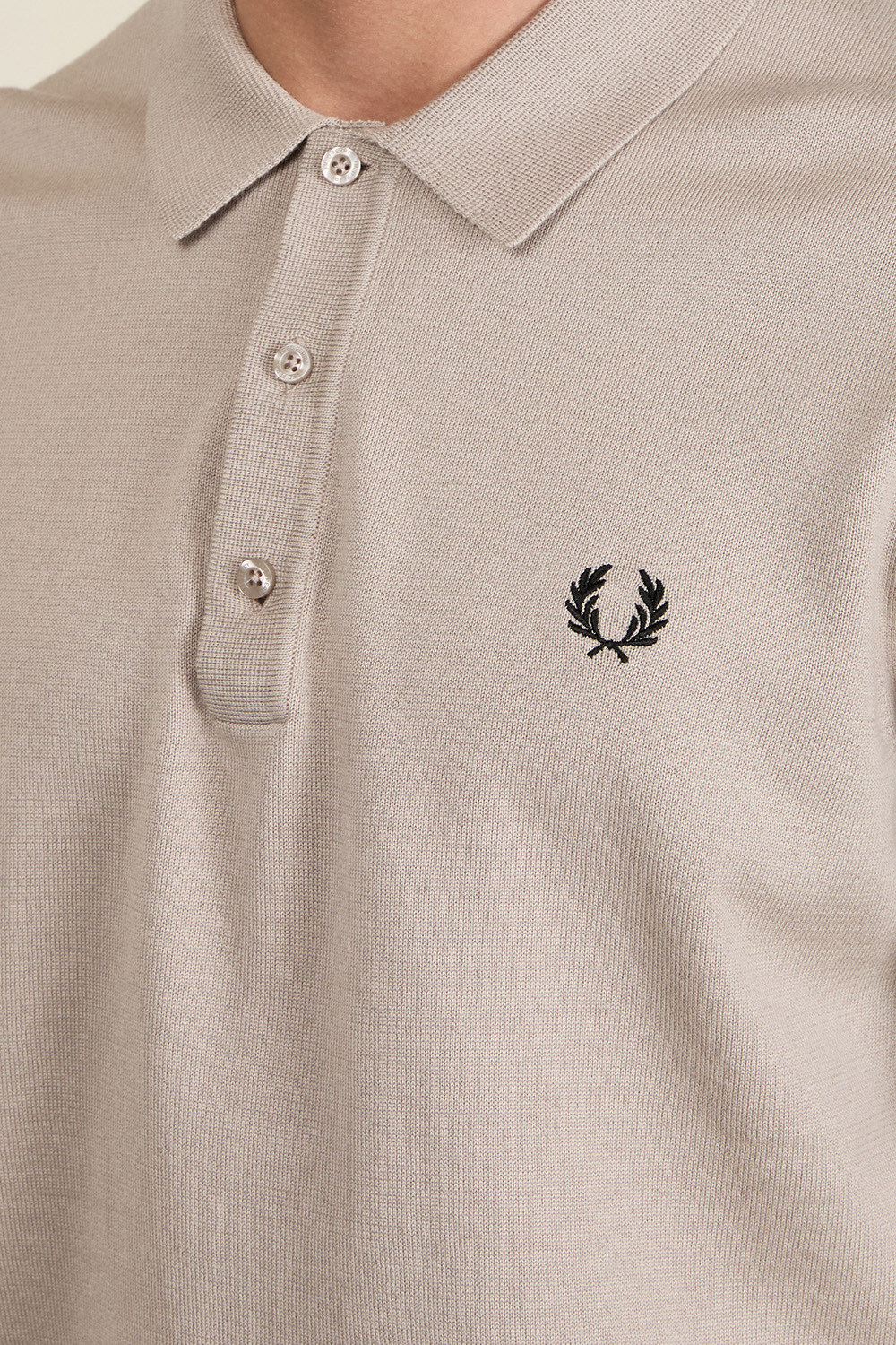 תמונת תקריב דוגמן של חולצת פולו קצרה FRED PERRY