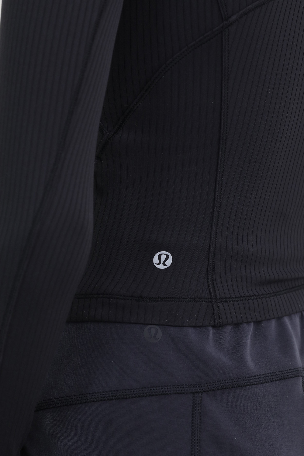 תמונת תקריב דוגמן של It`s Rulu Ribbed Cropped Half Zip LULULEMON