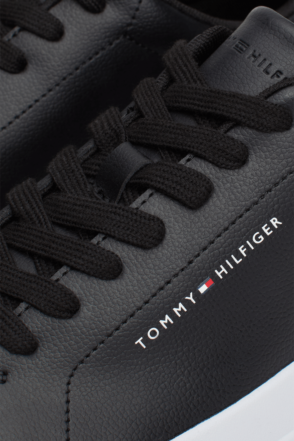 תמונת תקריב של נעלי סניקרס קורט TOMMY HILFIGER