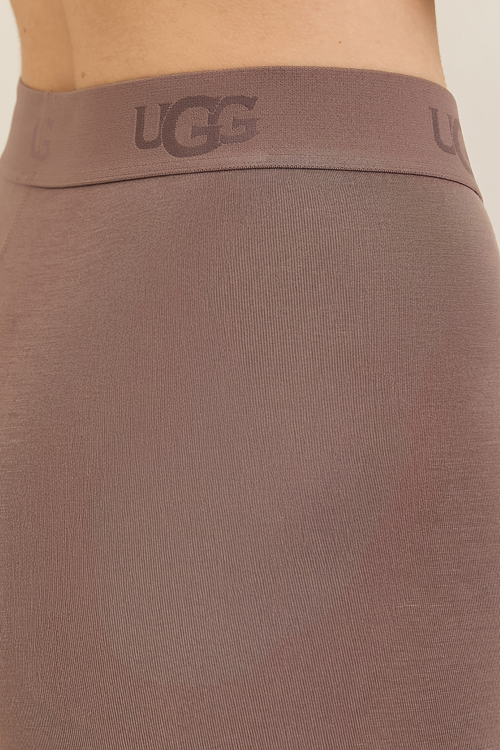תמונת תקריב דוגמן של מכנסי טייץ אלקסיה UGG