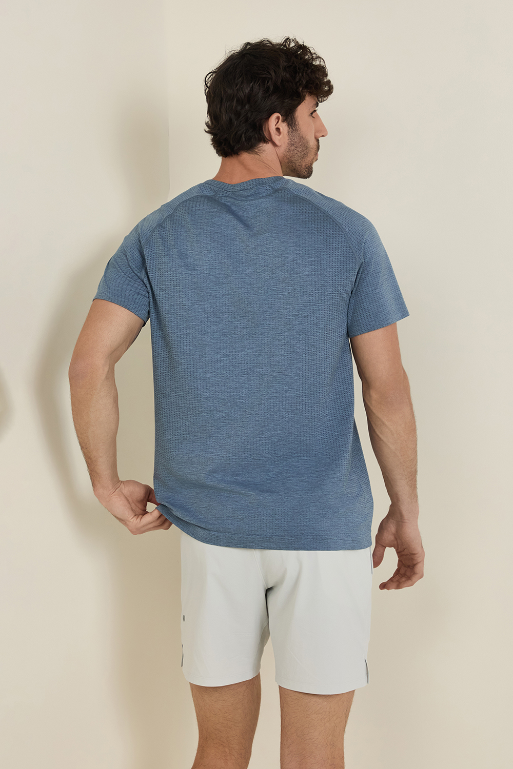 תמונת דוגמן אחורית של Metal Vent Tech Short-Sleeve Shirt